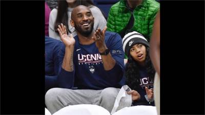 Kobe追思會憶過往 喬丹淚流滿面:我身上的一部分也死了