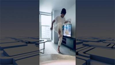 足球員瘋「Stay At Home Challenge」 踢衛生紙捲展現炫麗腳法