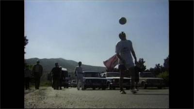 保持社交距離一人運動正夯!超狂男子發明滑板飛上天