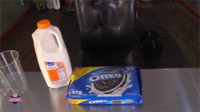 大胃王線上開賽!選手在家狂吃oreo+牛奶