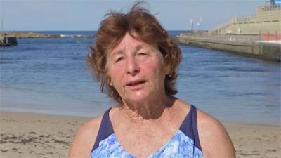 游泳是防疫最佳良藥!77歲澳洲泳客解封衝海灘