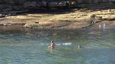 游泳是防疫最佳良藥!77歲澳洲泳客解封衝海灘