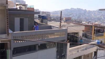 巴西疫情慘重設門禁 健身教練上屋頂帶鄰居運動