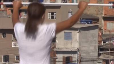 巴西疫情慘重設門禁 健身教練上屋頂帶鄰居運動