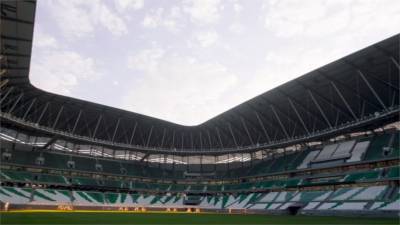 世足五星級場館「沙漠之鑽」線上揭幕 感謝一線醫護抗疫