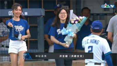 中職/洪一中900勝慶祝典禮驚喜 愛女任神祕獻花嘉賓