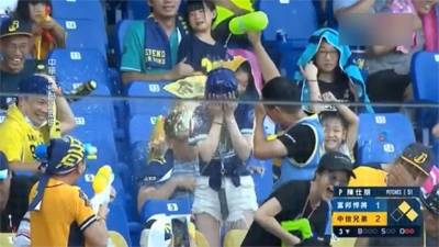 中職/悍將女球迷勇闖敵營 遭象迷水槍攻擊成祭品