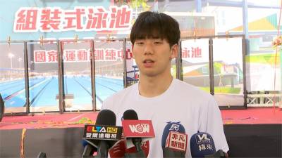 國訓組裝式泳池啟用 體育署長全套泳裝下水體驗