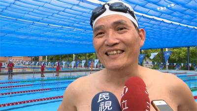 國訓組裝式泳池啟用 體育署長全套泳裝下水體驗