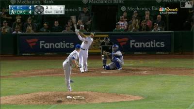 MLB/運動家突發奇想!專屬球迷看板也能接界外球