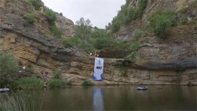科索沃天然瀑布辦跳水比賽 17公尺高岩壁當跳台
