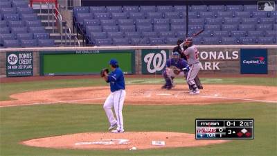 MLB/藍鳥打者球棒脫手...67歲知名主審首局遭球棒敲頭濺血
