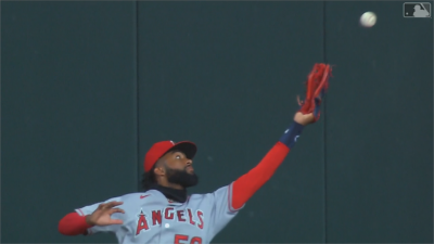MLB/天使超級新秀守備大烏龍 球彈出手套越全壘打牆