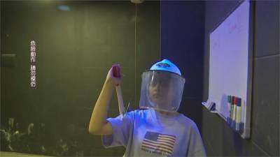 疫情期間壓力有多大?約旦人不射飛鏢改「丟斧頭」紓壓