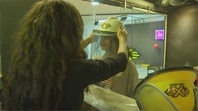 疫情期間壓力有多大?約旦人不射飛鏢改「丟斧頭」紓壓