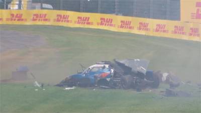 賽車擦撞後殘骸四射 車手鬼門關前走一回