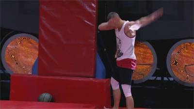 跳繃床空翻灌籃 飛越8.1公尺破紀錄