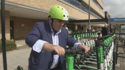英國防疫新生活防群聚 街頭租賃電動滑板車上路