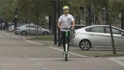 英國防疫新生活防群聚 街頭租賃電動滑板車上路