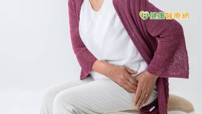 熟女屁股側邊緊繃疼痛 痛醒求醫竟是「彈響髖」