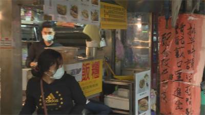 快新聞/秋冬防疫專案上路 東門市場少部分攤商未戴口罩