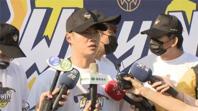 加入阪神虎後首露面 陳偉殷訓練營指導小球員