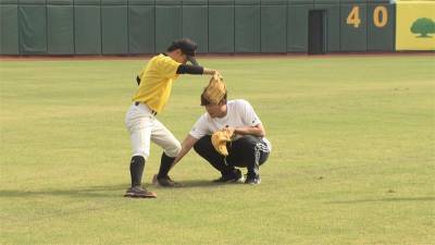 加入阪神虎後首露面 陳偉殷訓練營指導小球員