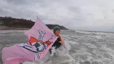 荷蘭市區跳河冰泳 英國封城後民眾瘋海泳