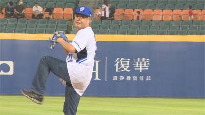大咖來了!大導演李安開球 挖地瓜笑得靦腆