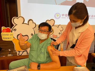 中醫大新竹附醫院長陳自諒打AZ疫苗 醫護更安心