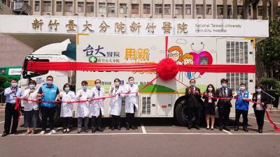 新竹臺大分院獲企業捐贈X光巡迴車 「用新兆護」大新竹民眾健康