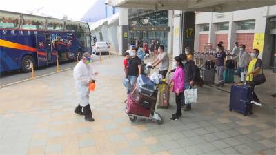 印度醫療崩潰!返台班機抵國門 44人送檢疫所