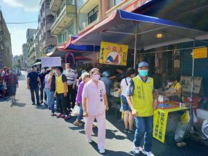 戴口罩不内食 高雄市左營區長胡俊雄率隊防疫大出擊!