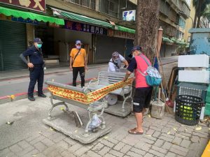 高雄市左營區公所胡俊雄區長防疫強力出擊- 封閉果貿社區內公園設施