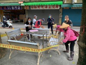 高雄市左營區公所胡俊雄區長防疫強力出擊- 封閉果貿社區內公園設施