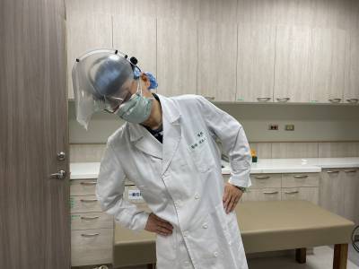 學生緊盯電腦視訊上課視力暴增200度