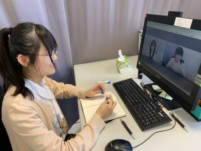 學生緊盯電腦視訊上課視力暴增200度