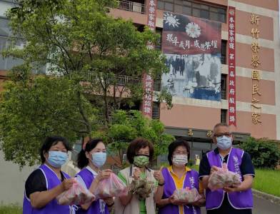 端午佳節暖心關懷長輩 竹市社區婦女關懷協會贈粽予新竹榮家
