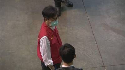 快新聞/高雄長者接種疫苗 巨蛋接種站人車擁擠陳其邁一度動怒