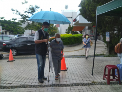 快新聞/台南市設百處接種站 黃偉哲:長輩15分鐘車程就能打到