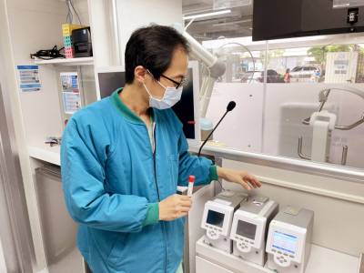 中醫大新竹附醫引進零接觸快速核酸檢測站 優化採檢25分鐘結果出爐