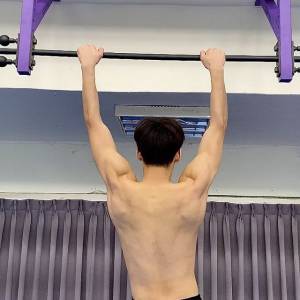 東奧/「蝶王」王冠閎「歐爸外型+腹肌」帥暈網