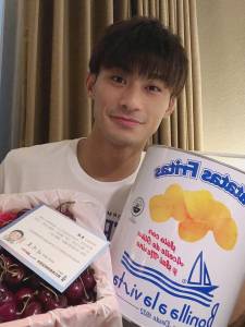 東奧/楊勇緯手捧櫻桃合照!水果商也受惠