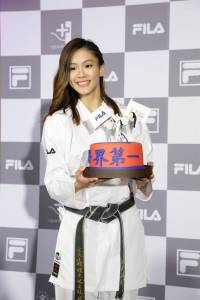 東奧/小清新文姿云改穿洋裝 長腿側踢美暈網!