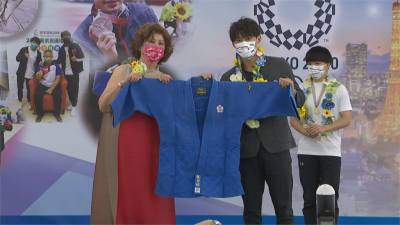 快新聞/楊勇緯 林真豪回新民高中 贈東奧戰袍回饋母校