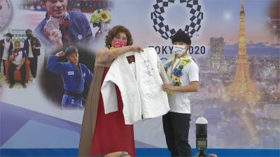 快新聞/楊勇緯 林真豪回新民高中 贈東奧戰袍回饋母校