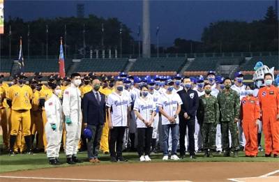 「舉重女神」郭婞淳亮麗為富邦悍將下半季開球!