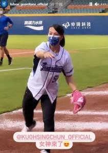 「舉重女神」郭婞淳亮麗為富邦悍將下半季開球!