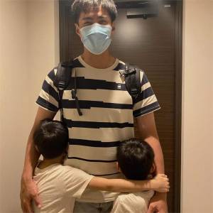 日職/「7個月都自己吃飯」!殷仔喜迎妻兒團聚