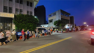 快新聞/新竹縣寶山疑爆確診 雙溪村辦公大樓湧百人排隊「快篩」